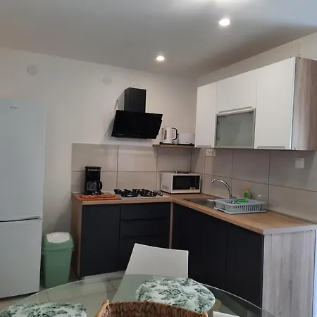 Schoenes In Mit Terrasse Apartman Banjole