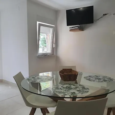 Apartment Schoenes In Mit Terrasse Banjole