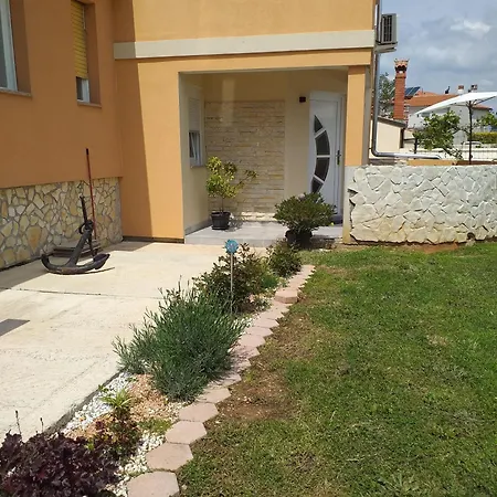 Lägenhet Schoenes In Mit Terrasse Banjole